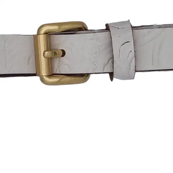 Ceinture brute en cuir beige, largeur 20 mm, boucle dorée. Fabriquée artisanalement en France, dans notre atelier en Vendée. Vue boucle.