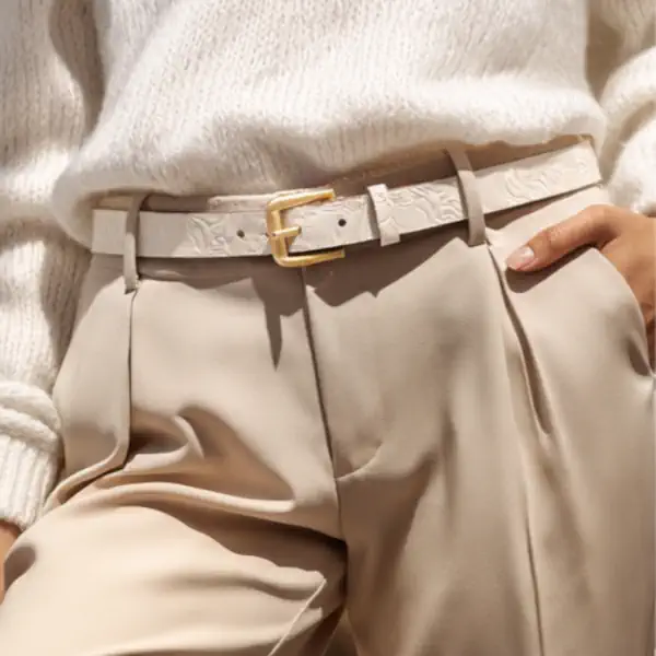 Ceinture brute en cuir beige, largeur 20 mm, boucle dorée. Fabriquée artisanalement en France, dans notre atelier en Vendée. Portée.