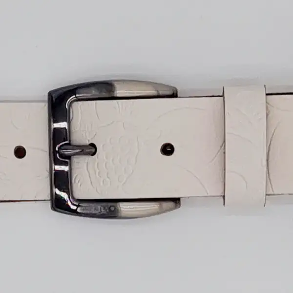 Ceinture brute en cuir blanche, largeur 35 mm, boucle canon fusil. Fabriquée artisanalement en France, dans notre atelier en Vendée. Vue boucle.