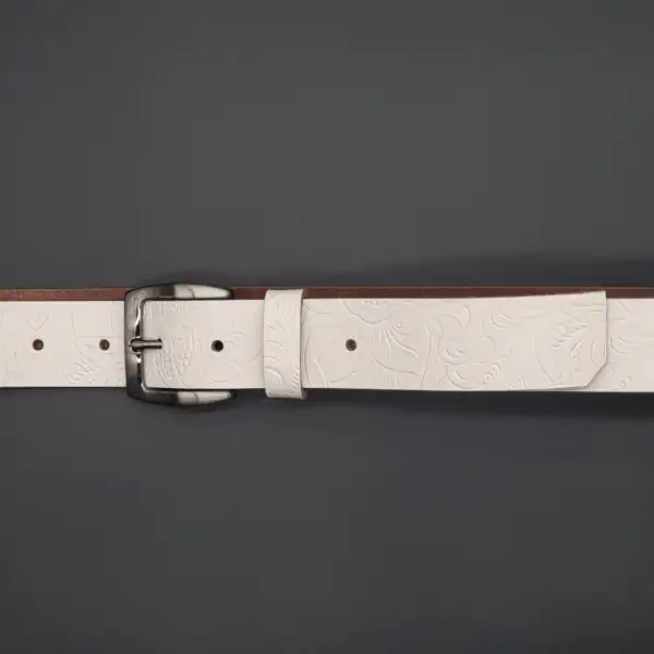Ceinture brute en cuir blanche, largeur 35 mm, boucle canon fusil. Fabriquée artisanalement en France, dans notre atelier en Vendée. Vue globale 2.