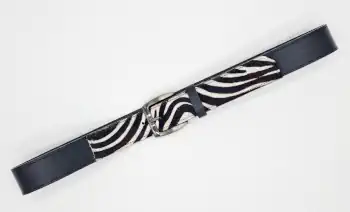 Ceinture fantaisie en cuir noir avec empiècement zèbre. Vue globale. Pièce unique fabriquée artisanalement en Vendée. Largeur 35 mm, finitions soignées. En stock.