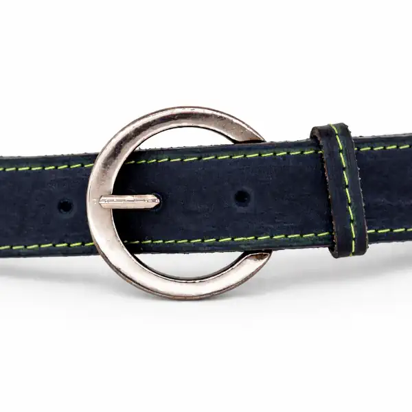 Ceinture en cuir pleine fleur bleu marine pour femme, piqûre décorative verte, largeur 30 mm, boucle argent brillant. Fabrication artisanale en France, Vendée.