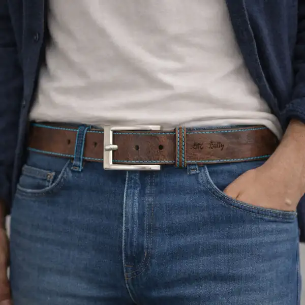 Ceinture en cuir marron pour homme, piqûre décorative turquoise, largeur 40 mm, boucle argent. Cuir pleine fleur. Fabrication artisanale en France, Vendée. Man.