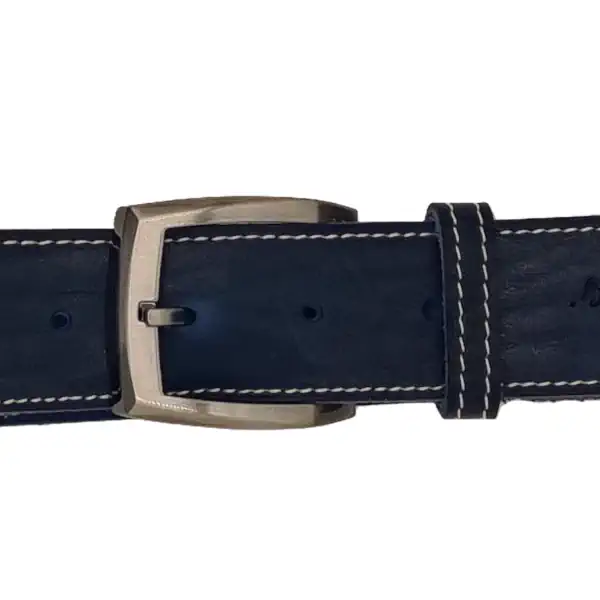 Ceinture en cuir pleine fleur bleu marine pour homme, piqûre décorative beige, largeur 40 mm, boucle argent satiné. Fabrication artisanale en France. Boucle.
