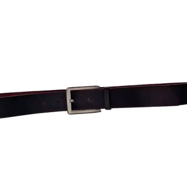 Ceinture en cuir marron, piqure marron et tranches teintées en marron. Boucle rectangulaire, argent satinée. Fabriquée dans notre atelier en Vendée. Global.