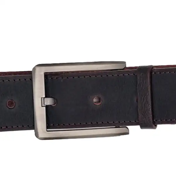 Ceinture en cuir marron, piqure marron et tranches teintées en marron. Boucle rectangulaire, argent satinée. Fabriquée dans notre atelier en Vendée. Boucle.