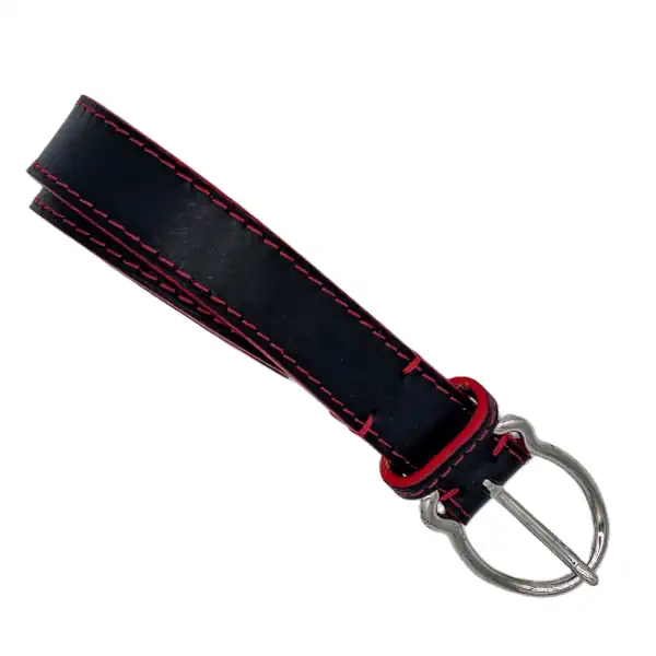 Ceinture en cuir noir, teintée rouge vif, avec piqure décorative rouge. Fabrication artisanale dans notre atelier en Vendée, France. Vue de dessus.