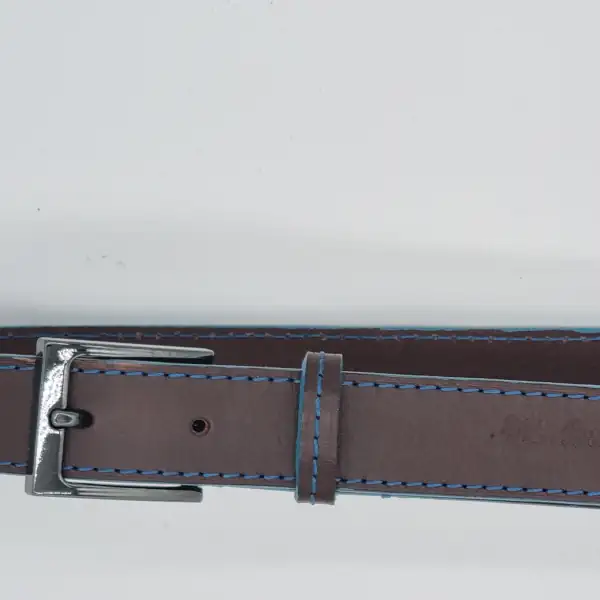 Ceinture en cuir marron avec une piqure bleu et les tranches teintées en bleu turquoise. Boucle de forme carrée, couleur canon de fusil. Global.