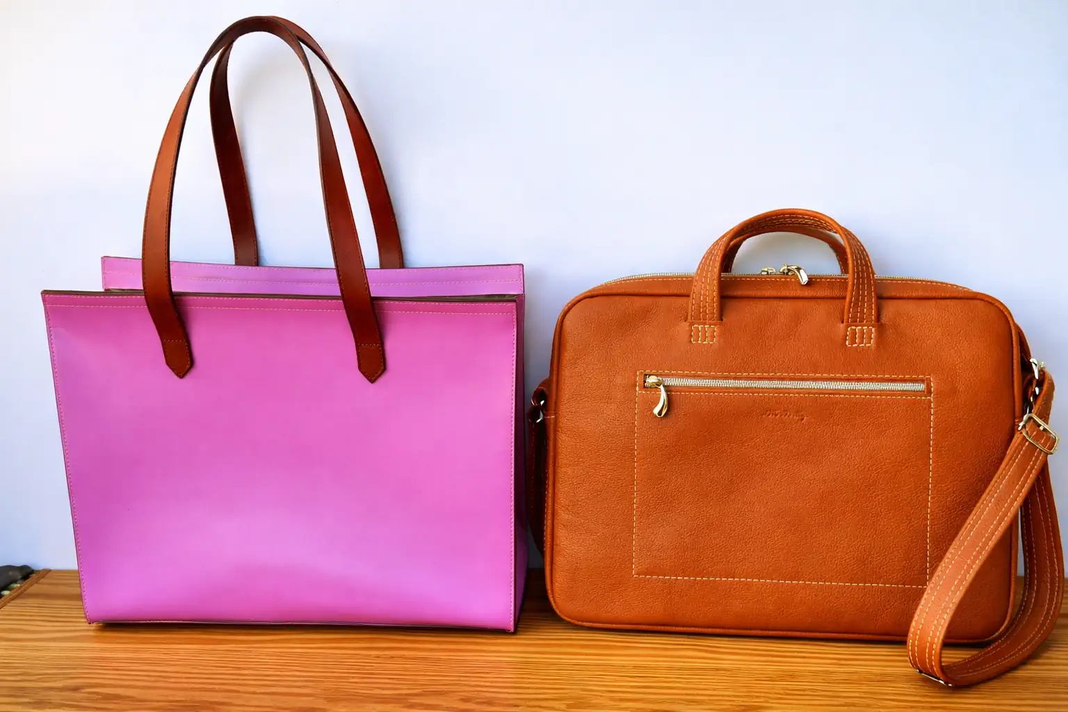 Cadeaux en cuir pour homme, femme, enseignant, chef d'entreprise. Disponibles immédiatement pour offrir, budget entre 300 et 600€. Fabriqués en France.