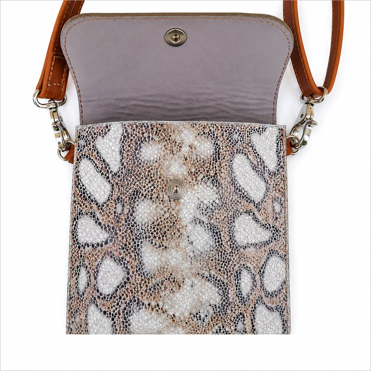 Pochette artisanale en cuir camel et beige à motifs jungle, à bandoulière. Rabat.
