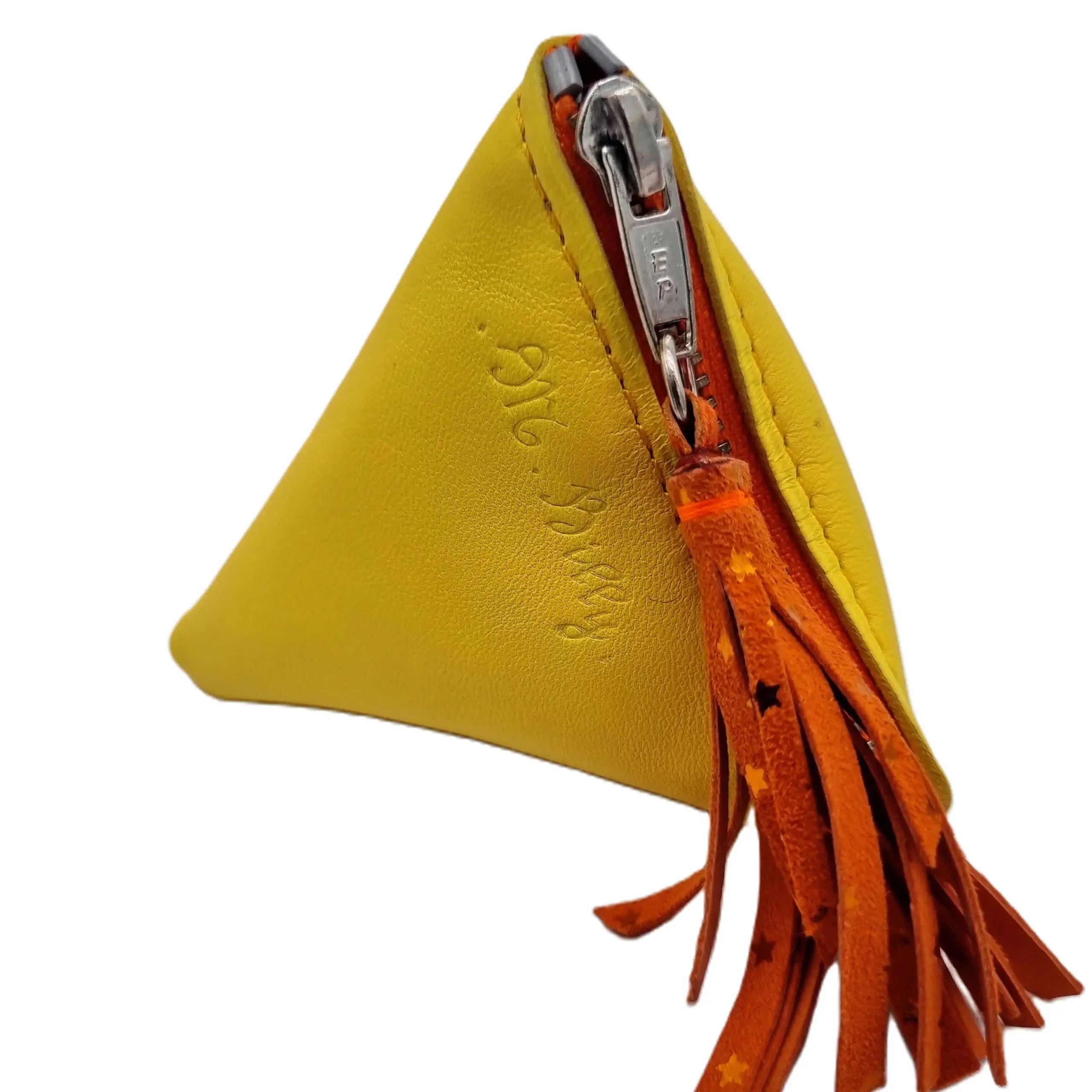 Porte-monnaie berlingot en cuir jaune avec pompon orange et fermeture à glissière argentée, vue de face.