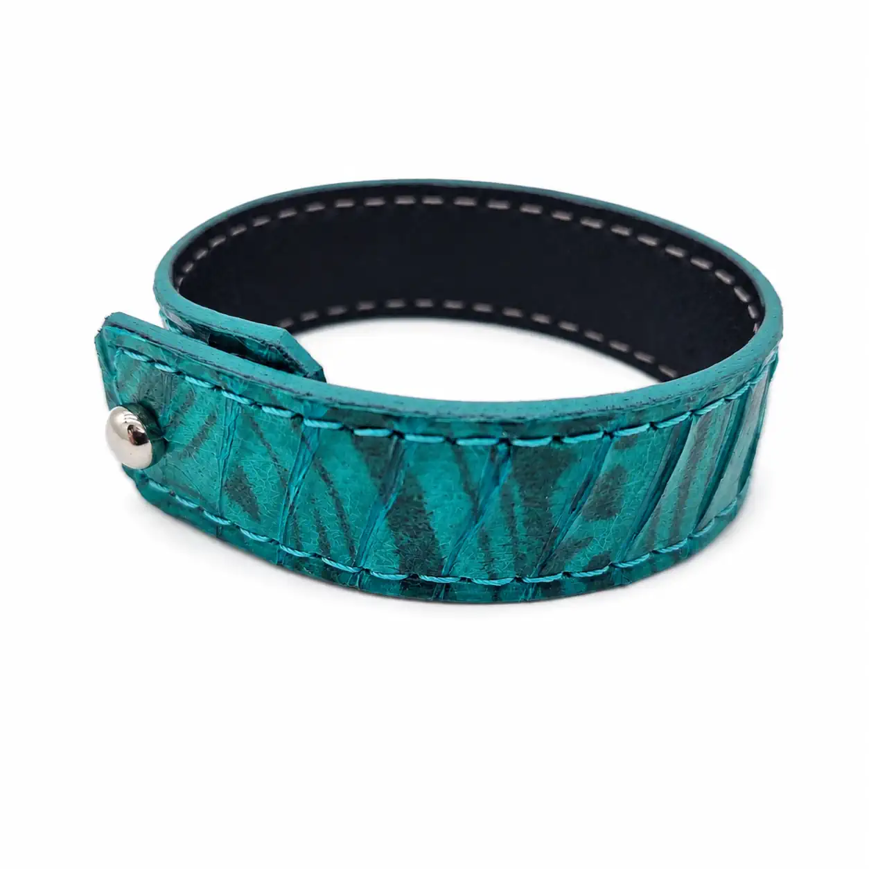 Bracelet artisanal en cuir de serpent turquoise ouvert avec doublure en cuir noir et fermeture par bouton de col.