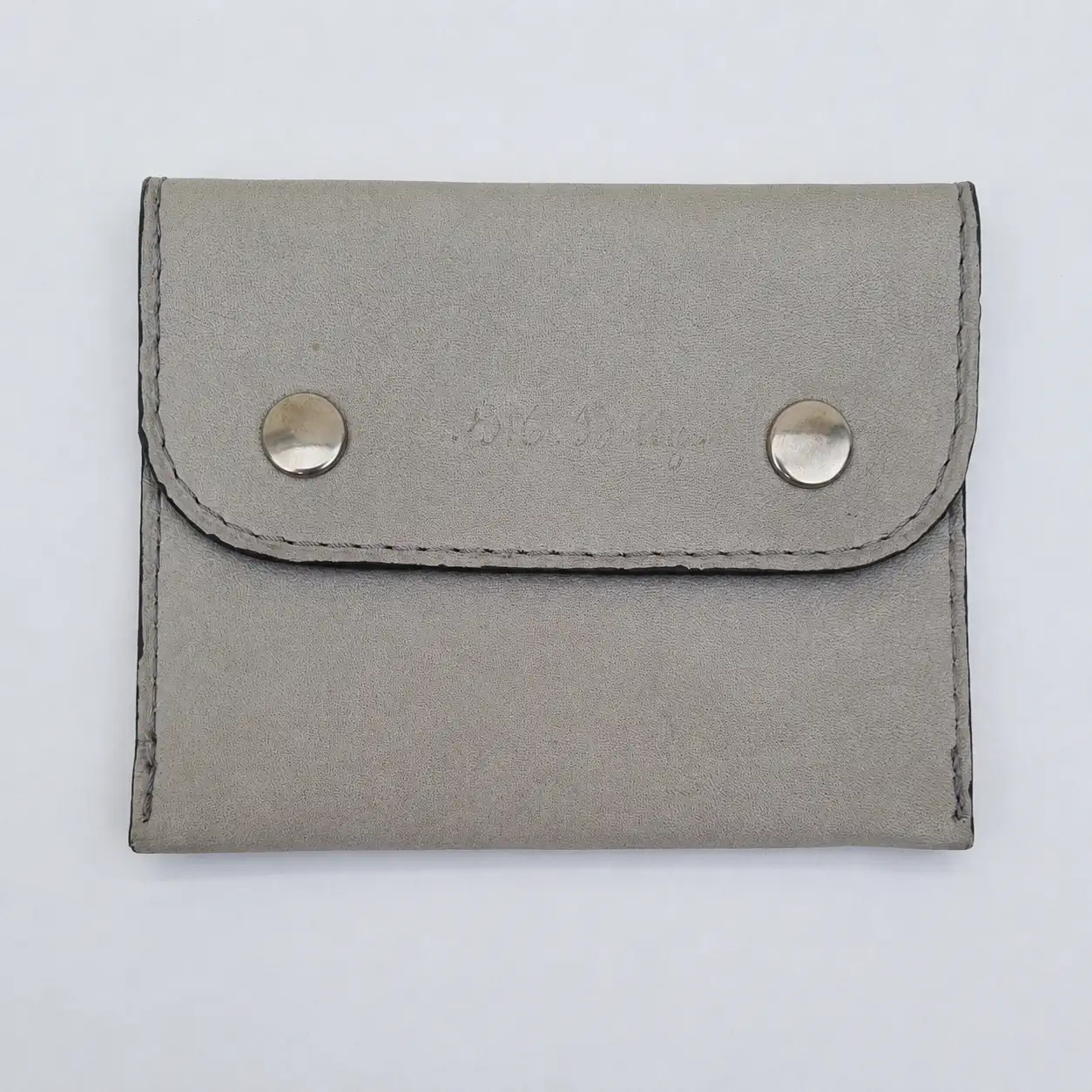 Porte-monnaie artisanal en cuir gris clair avec piqûre grise et intérieur gris foncé (Face)