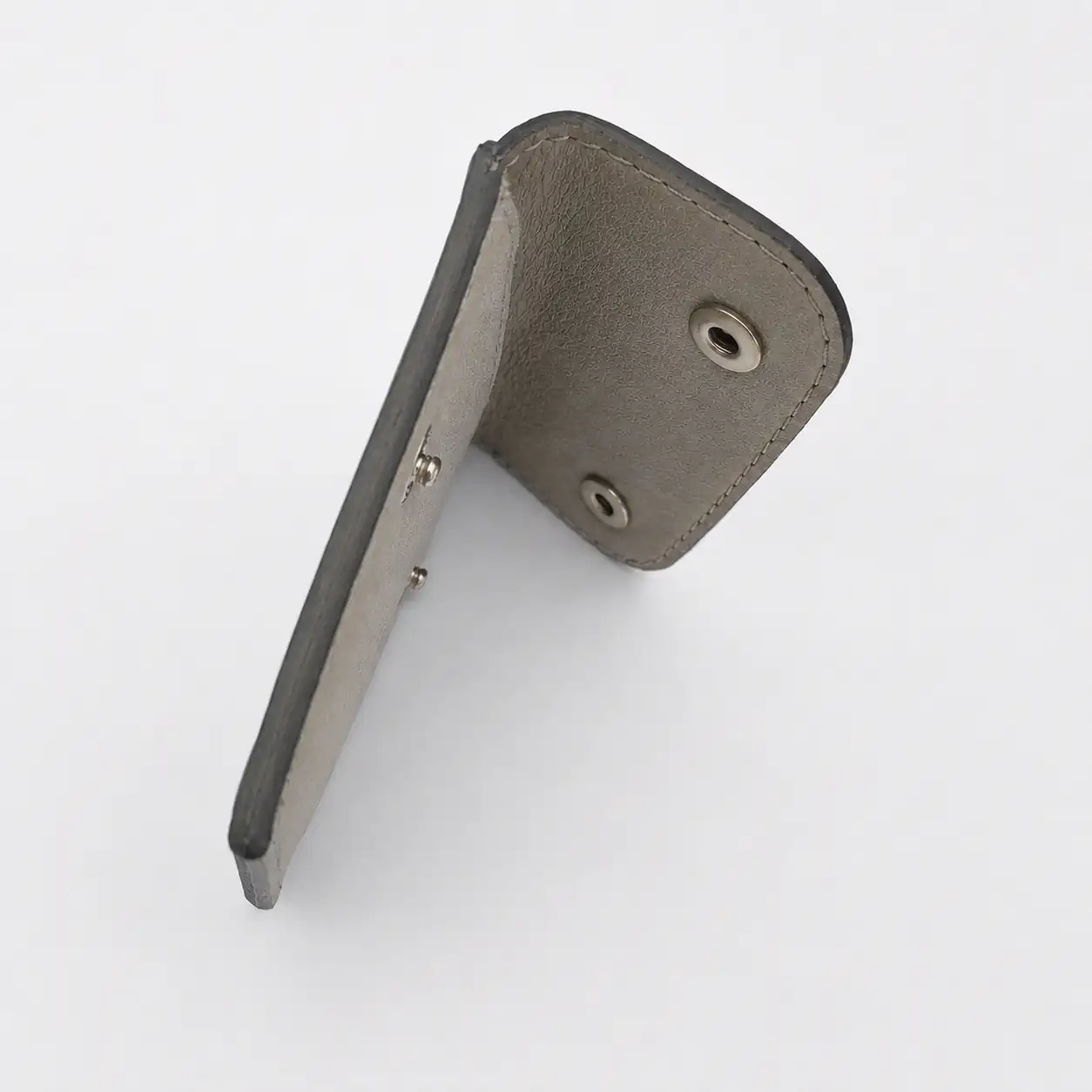 Teinture de tranche gris foncé pour le porte-monnaie en cuir d'agneau