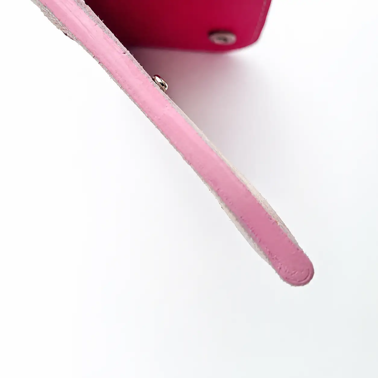 Teinture de tranche rose pâle du porte-monnaie en cuir