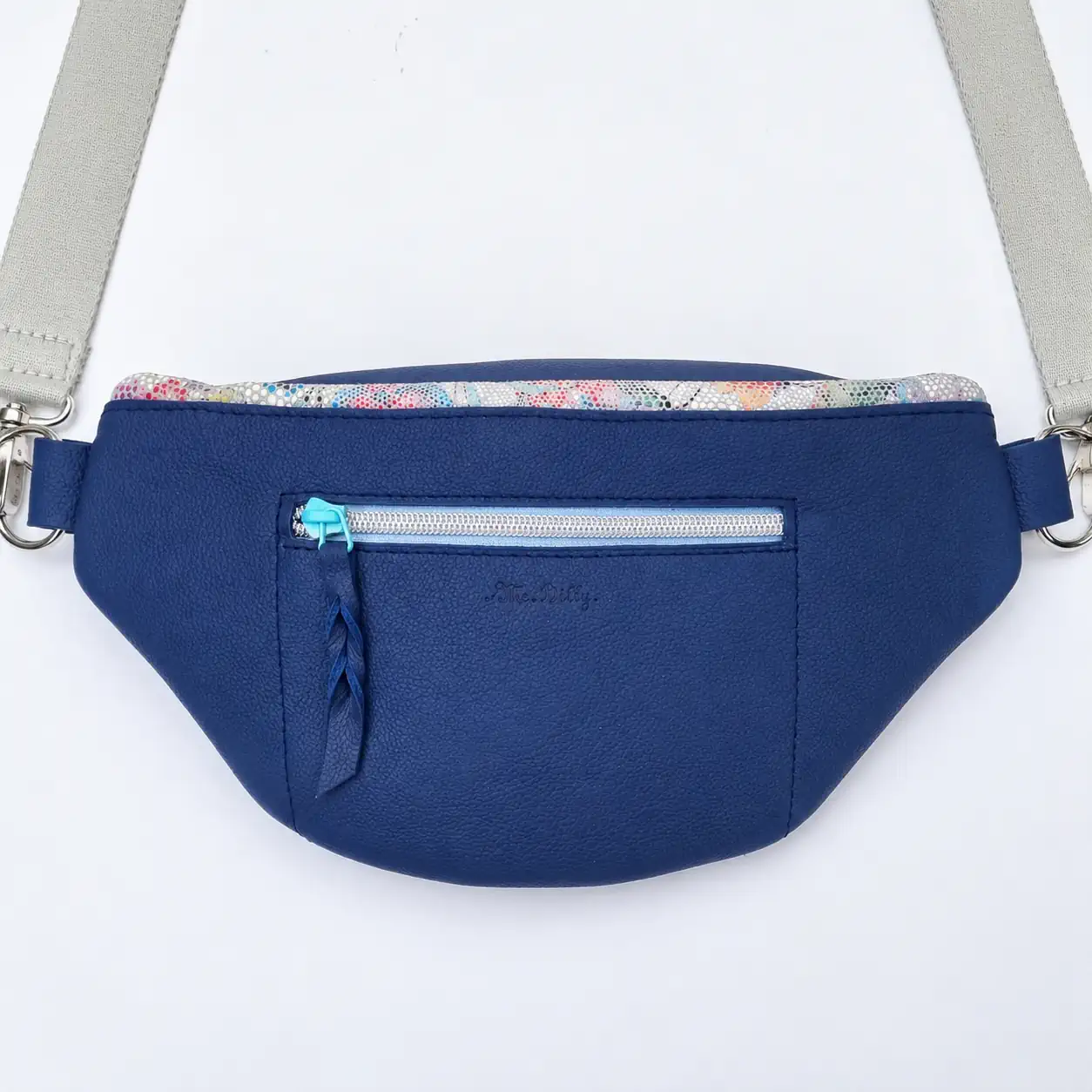 Dos du sac banane artisanal en cuir bleu avec bandoulière réglable
