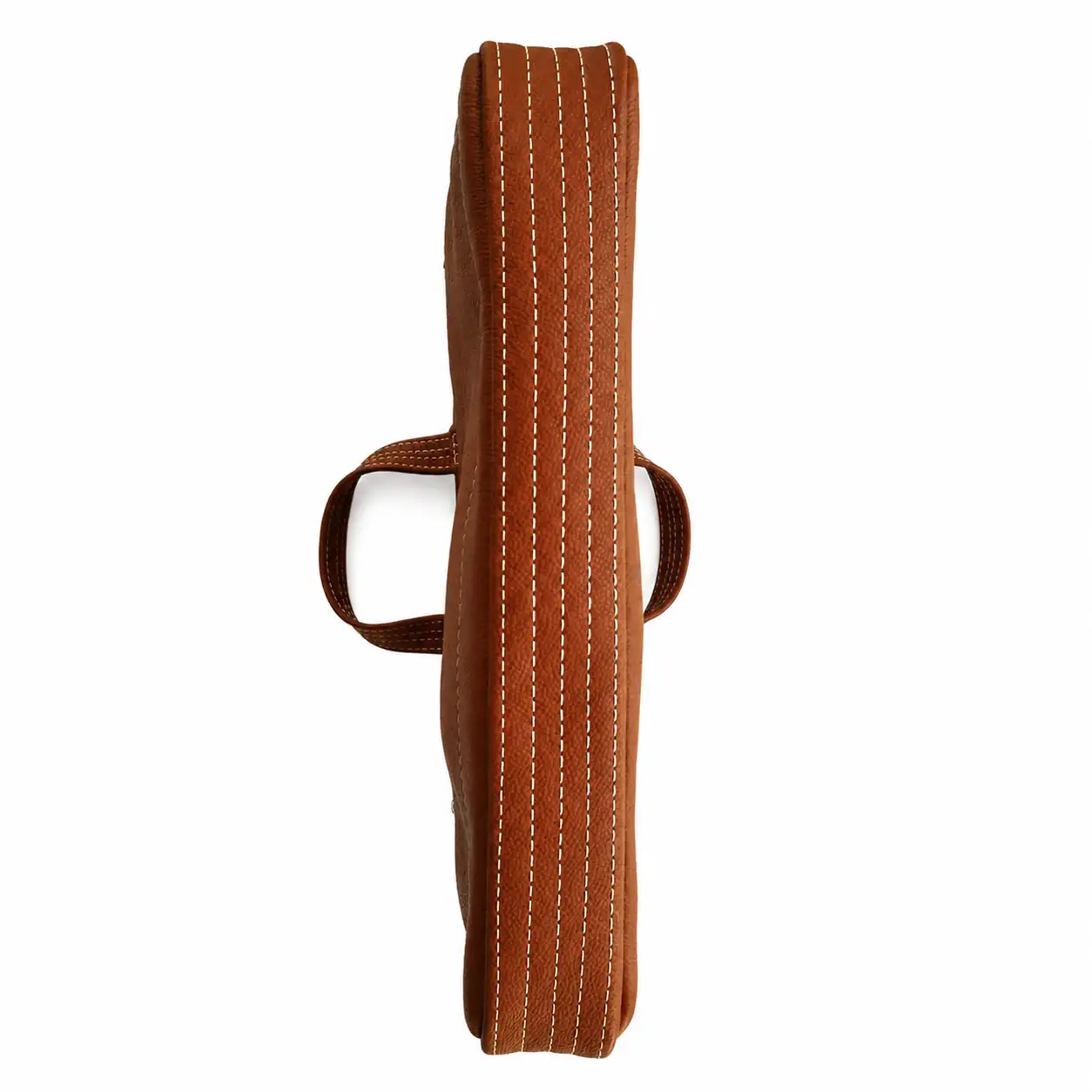 Dessous du sac ordinateur artisanal en cuir pleine fleur camel.